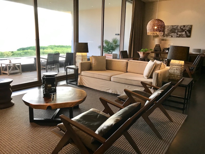 The spacious living room of the Nizuc Cancun Master Suite