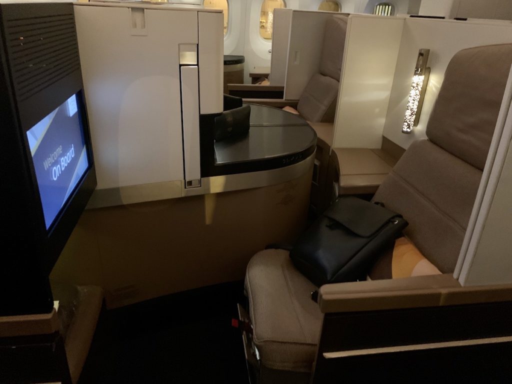 Etihad business class 787-9 seat 8G from IAD-AUH