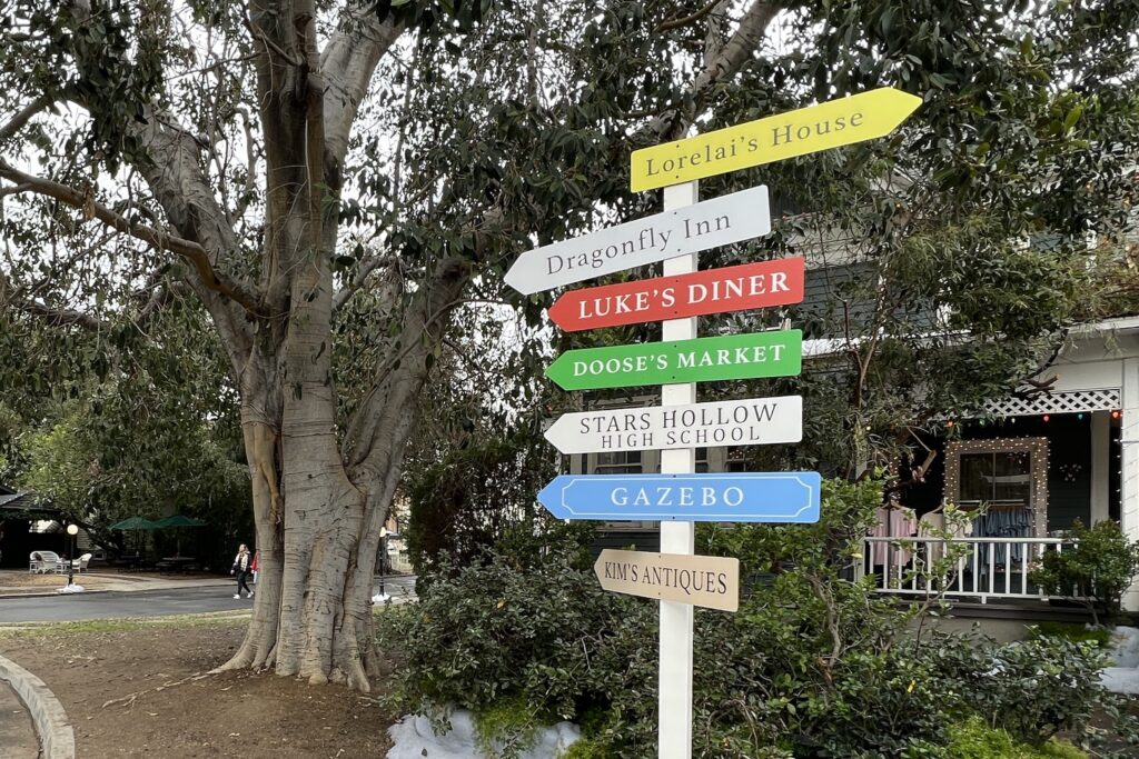 Sign pointing to the Gilmore Girls tour at warner bros